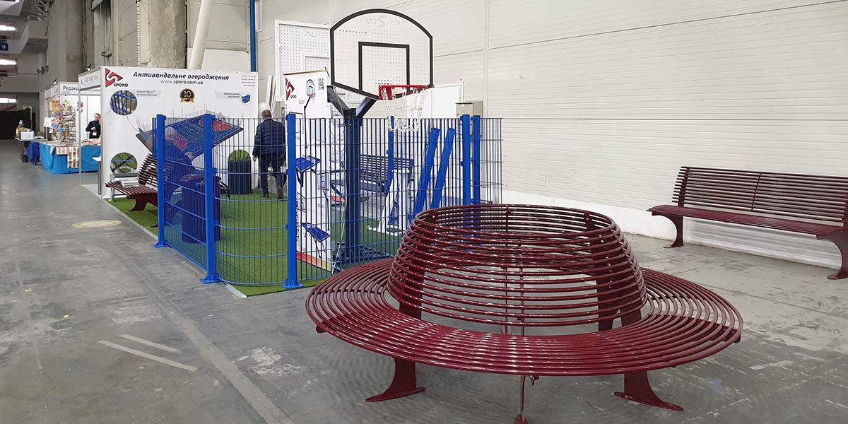 Металеві лавки для саду та парку на будівельній виставці на стенді компанії Sporo Металеві лавки для саду та парку на будівельній виставці на стенді компанії Sporo